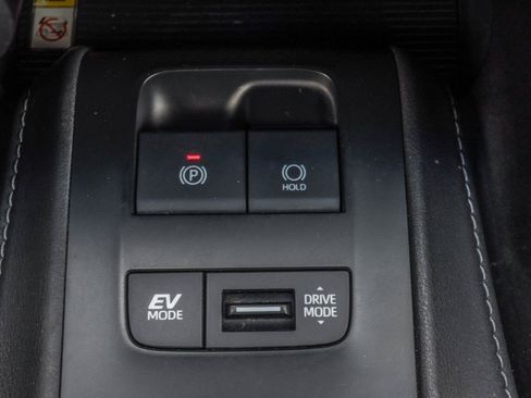 Used 2021 Toyota Venza LE AWD/4WD image 13