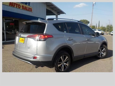 Used 2017 Toyota RAV4 XLE AWD/4WD image 9