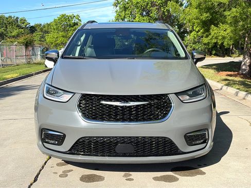 Used 2023 Chrysler Pacifica Limited FWD image 2