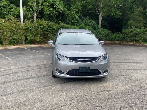 Used 2017 Chrysler Pacifica Touring-L FWD image 2