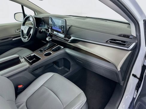 Used 2024 Toyota Sienna XLE image 31