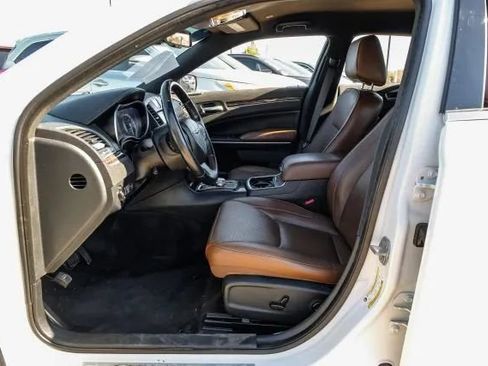Used 2019 Chrysler 300 Limited RWD image 4