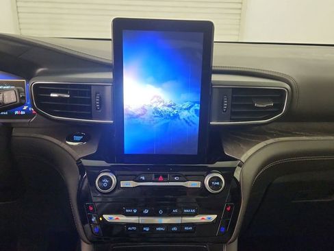 Used 2023 Ford Explorer Platinum w/ Premium Technology Package image 15