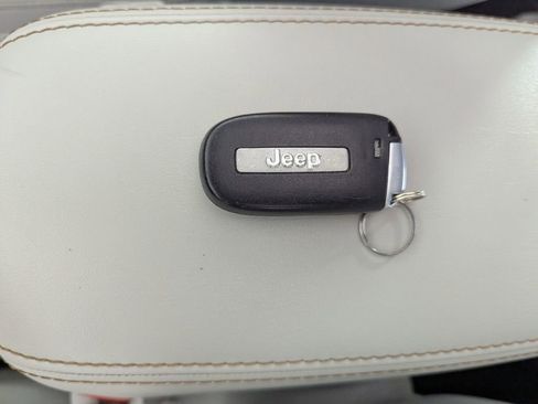 Used 2019 Jeep Cherokee Overland w/ Technology Group FWD image 32