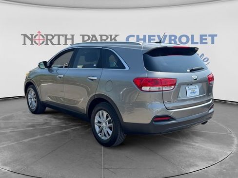 Used 2017 Kia Sorento FWD image 5