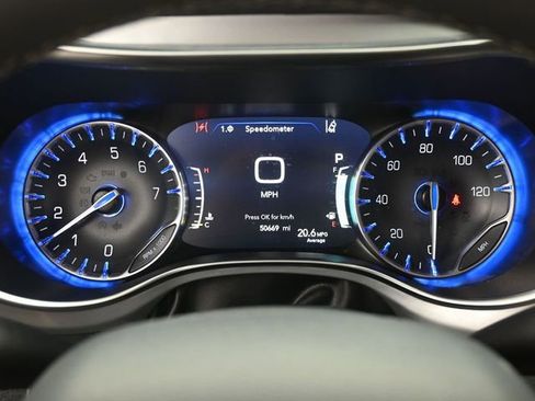 Used 2025 Chrysler Pacifica Limited image 17