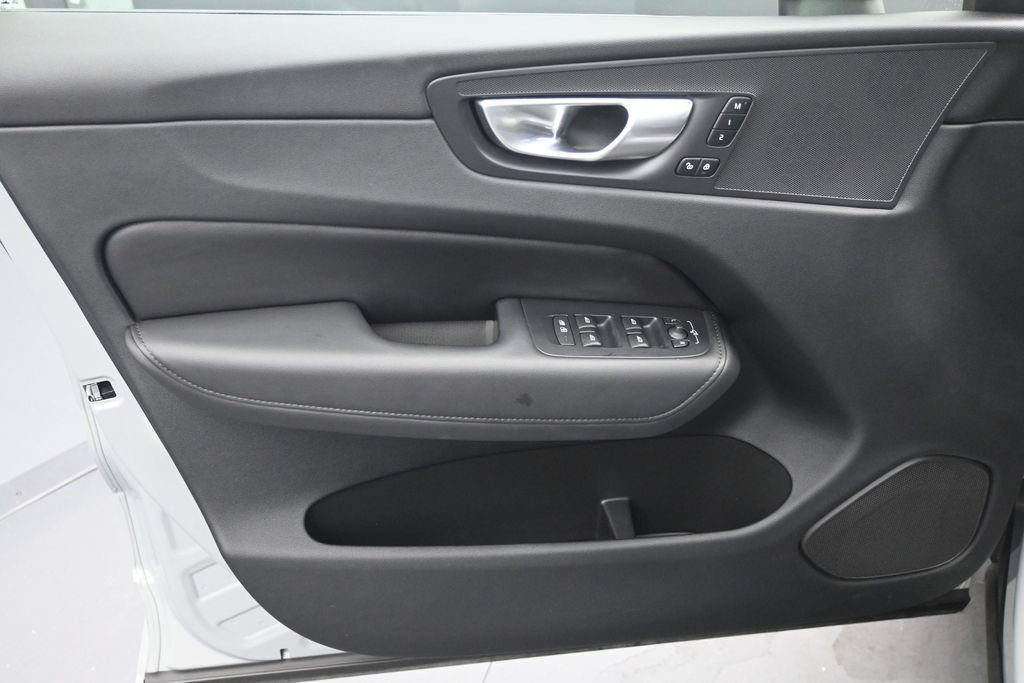 Certified 2024 Volvo XC60 B5 Plus AWD/4WD image 5