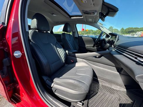 Used 2023 Hyundai Elantra Limited w/ Preferred Accessory Package FWD image 25