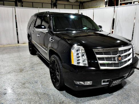 Used 2013 Cadillac Escalade ESV Platinum AWD/4WD image 3