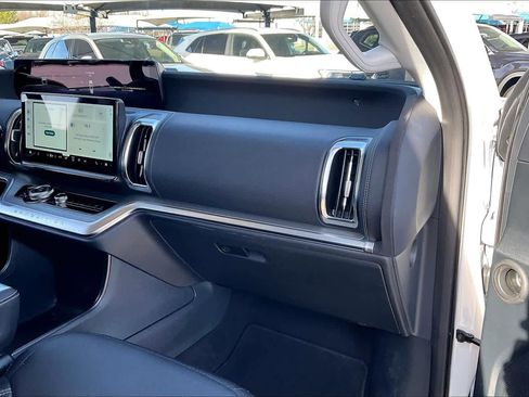 Used 2025 Ford Expedition Platinum image 18