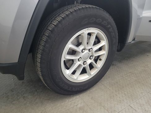 Used 2019 Jeep Grand Cherokee Laredo AWD/4WD image 31