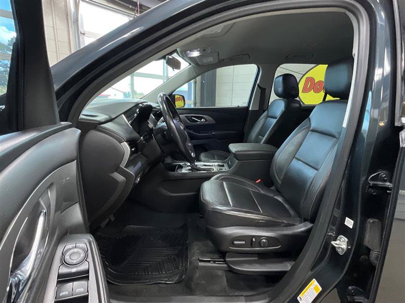 Used 2019 Chevrolet Traverse LT w/ LPO, Black Accent Package FWD image 11