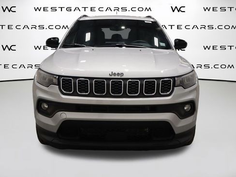 Used 2024 Jeep Compass Latitude image 4