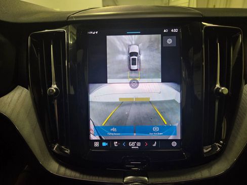 Used 2025 Volvo XC60 B5 Plus image 29