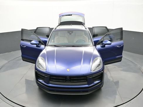 Certified 2023 Porsche Macan AWD/4WD image 31