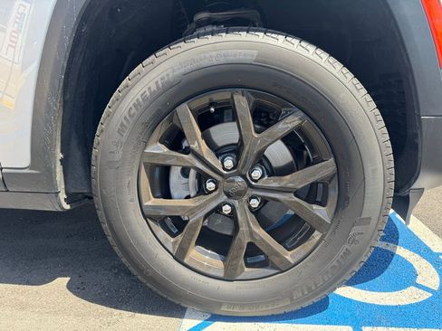 Certified 2025 Jeep Grand Cherokee Altitude image 8