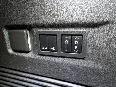 Used 2022 GMC Yukon XL AT4 image 36