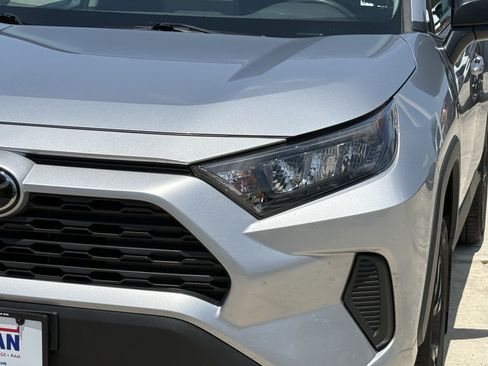Used 2022 Toyota RAV4 LE FWD image 11