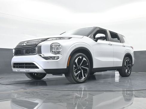 Used 2023 Mitsubishi Outlander SE image 63