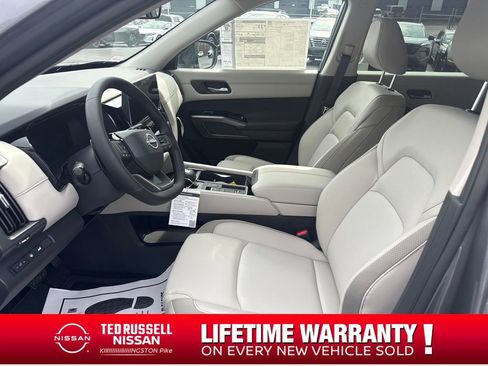 New 2026 Nissan Pathfinder SL image 9