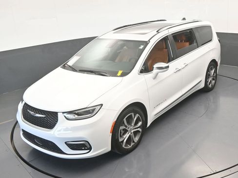 Used 2024 Chrysler Pacifica Pinnacle image 61