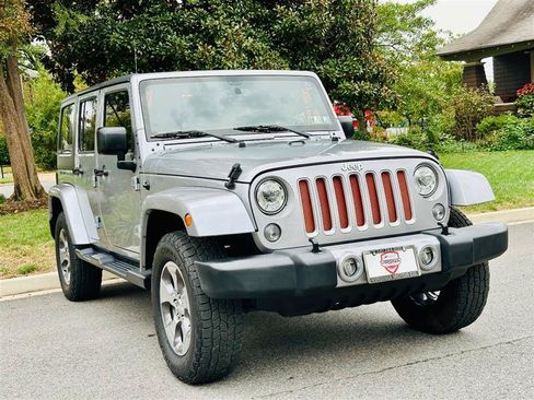 Used 2018 Jeep Wrangler Unlimited Sahara w/ Connectivity Group AWD/4WD image 5