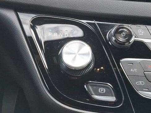 Used 2025 Chrysler Pacifica Select image 16
