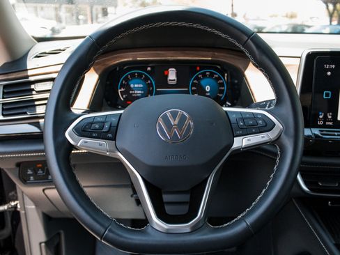 Used 2025 Volkswagen Atlas SE AWD/4WD image 12