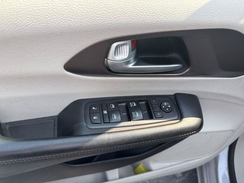 Used 2017 Chrysler Pacifica Touring-L FWD image 15