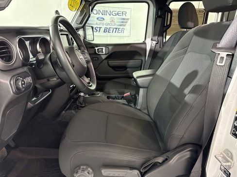 Used 2022 Jeep Gladiator Willys image 16