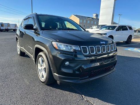 Used 2022 Jeep Compass Latitude image 2