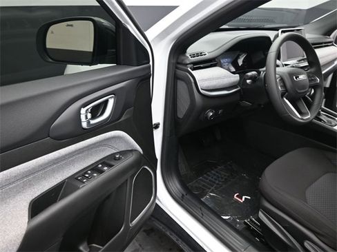 Used 2025 Jeep Compass Sport image 22