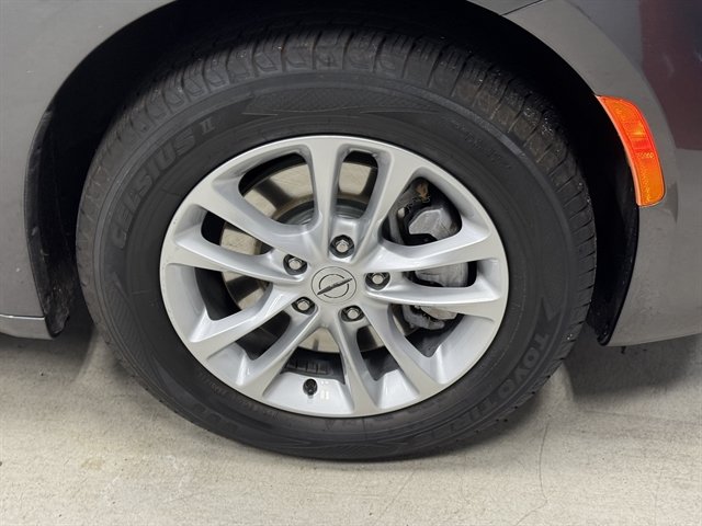 Used 2022 Chrysler Pacifica Touring AWD/4WD image 10