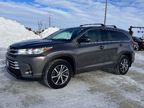 Used 2017 Toyota Highlander XLE image 2