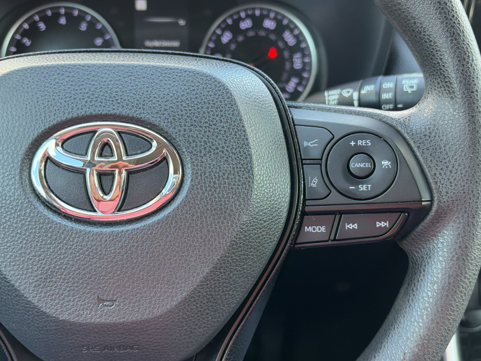 Used 2021 Toyota RAV4 XLE w/ Convenience Package FWD image 29