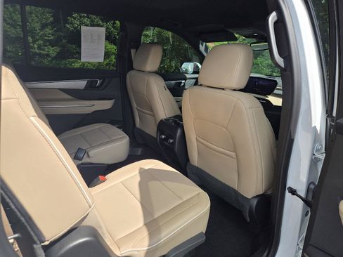 Used 2025 Buick Enclave Preferred FWD image 27