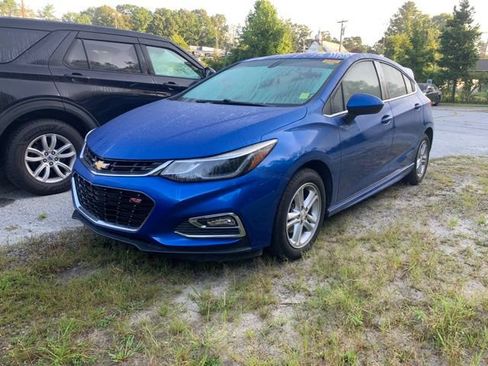 Used 2017 Chevrolet Cruze LT w/ Convenience Package FWD image 4