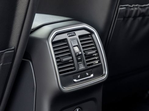 Certified 2026 Porsche Macan AWD/4WD image 32