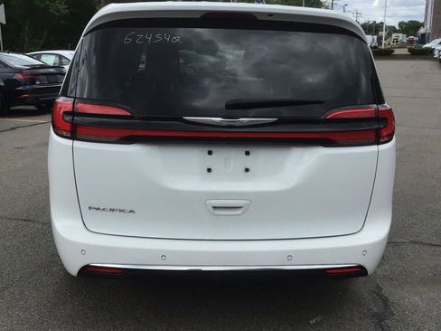 Used 2023 Chrysler Pacifica Touring-L FWD image 4