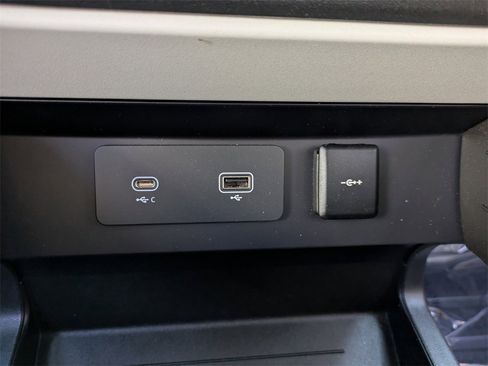 Used 2024 Land Rover Defender 90 X-Dynamic SE image 25