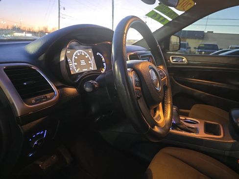 Used 2017 Jeep Grand Cherokee Laredo w/ Quick Order Package 2BE image 12