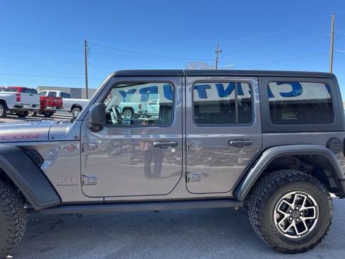 Used 2025 Jeep Wrangler Unlimited Rubicon AWD/4WD image 5
