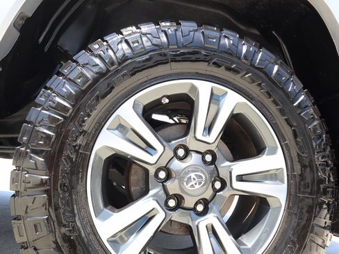 Used 2018 Toyota Tacoma TRD Sport image 35