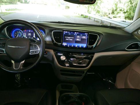Used 2021 Chrysler Pacifica Touring-L FWD image 18
