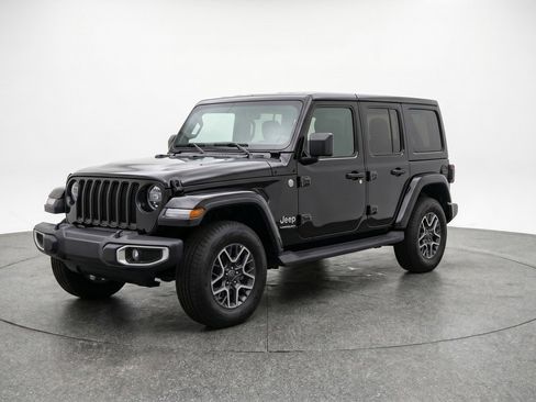 Used 2025 Jeep Wrangler Sahara image 3
