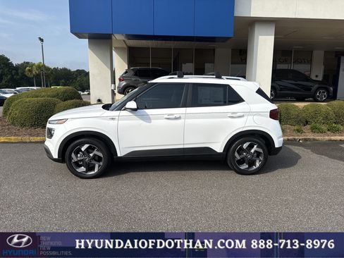 Certified 2025 Hyundai Venue SEL FWD image 2