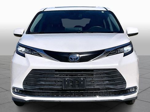 Used 2022 Toyota Sienna XLE image 3