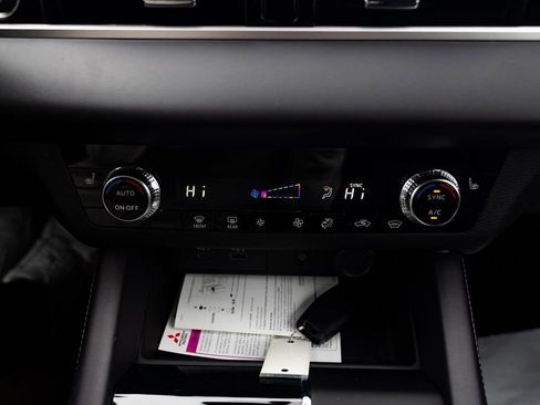 New 2025 Mitsubishi Outlander SE image 15