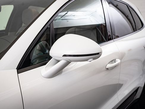 Certified 2024 Porsche Macan image 16