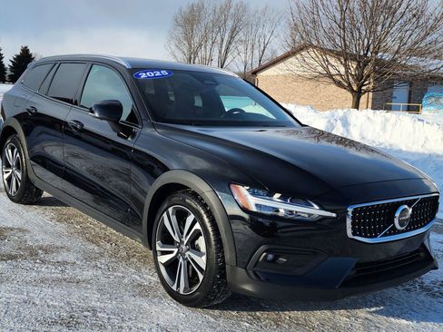 Used 2025 Volvo V60 B5 Cross Country Plus image 6